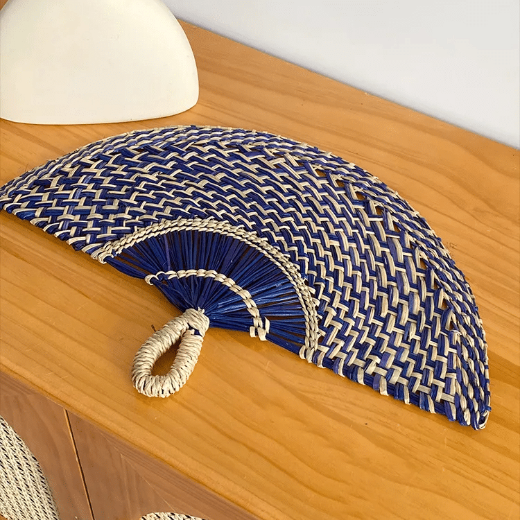 Éventail Bleu en Rotin Tissé