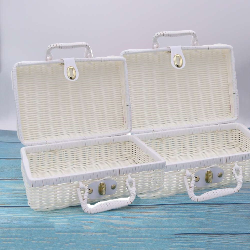 Coffre à jouet en rotin blanc façon valise rétro