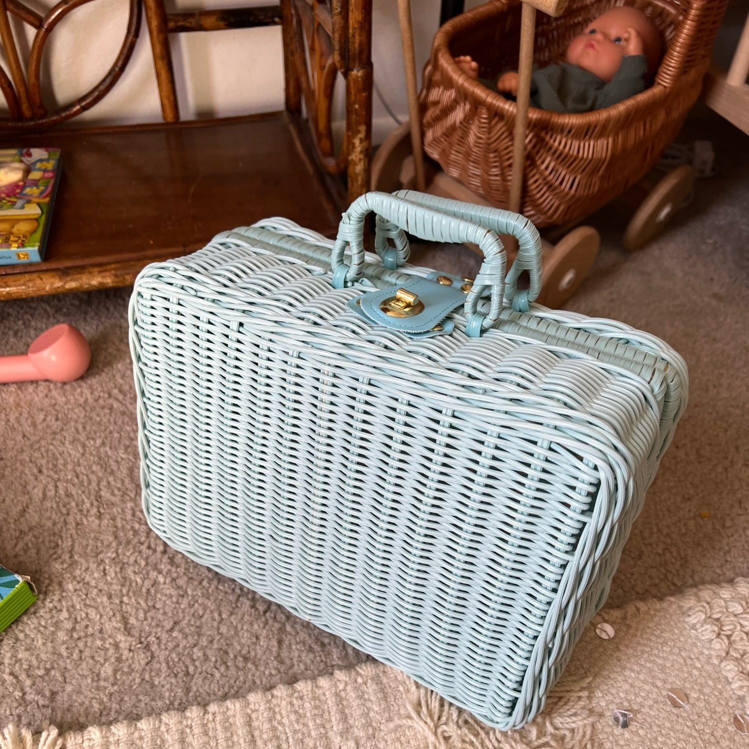 Coffre à jouet en rotin bleu façon valise rétro