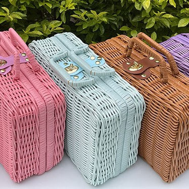 Coffre à jouet en rotin bleu façon valise rétro