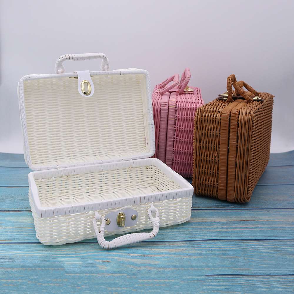 Coffre à jouet en rotin blanc façon valise rétro