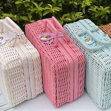 Coffre à jouet en rotin rose façon valise rétro