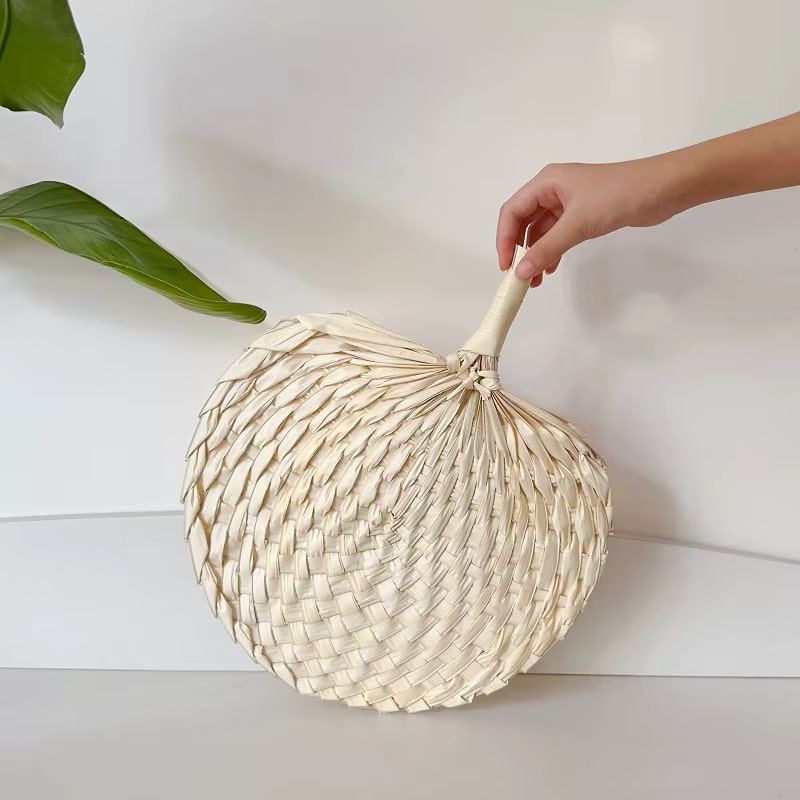 Éventail en Rotin au Design Rétro