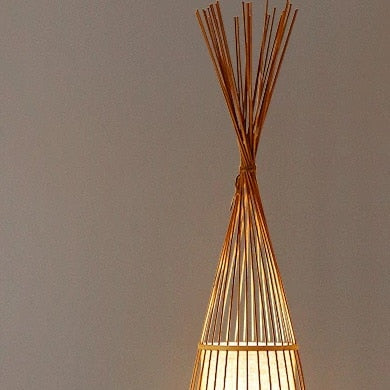 Lampadaire en rotin triangulaire