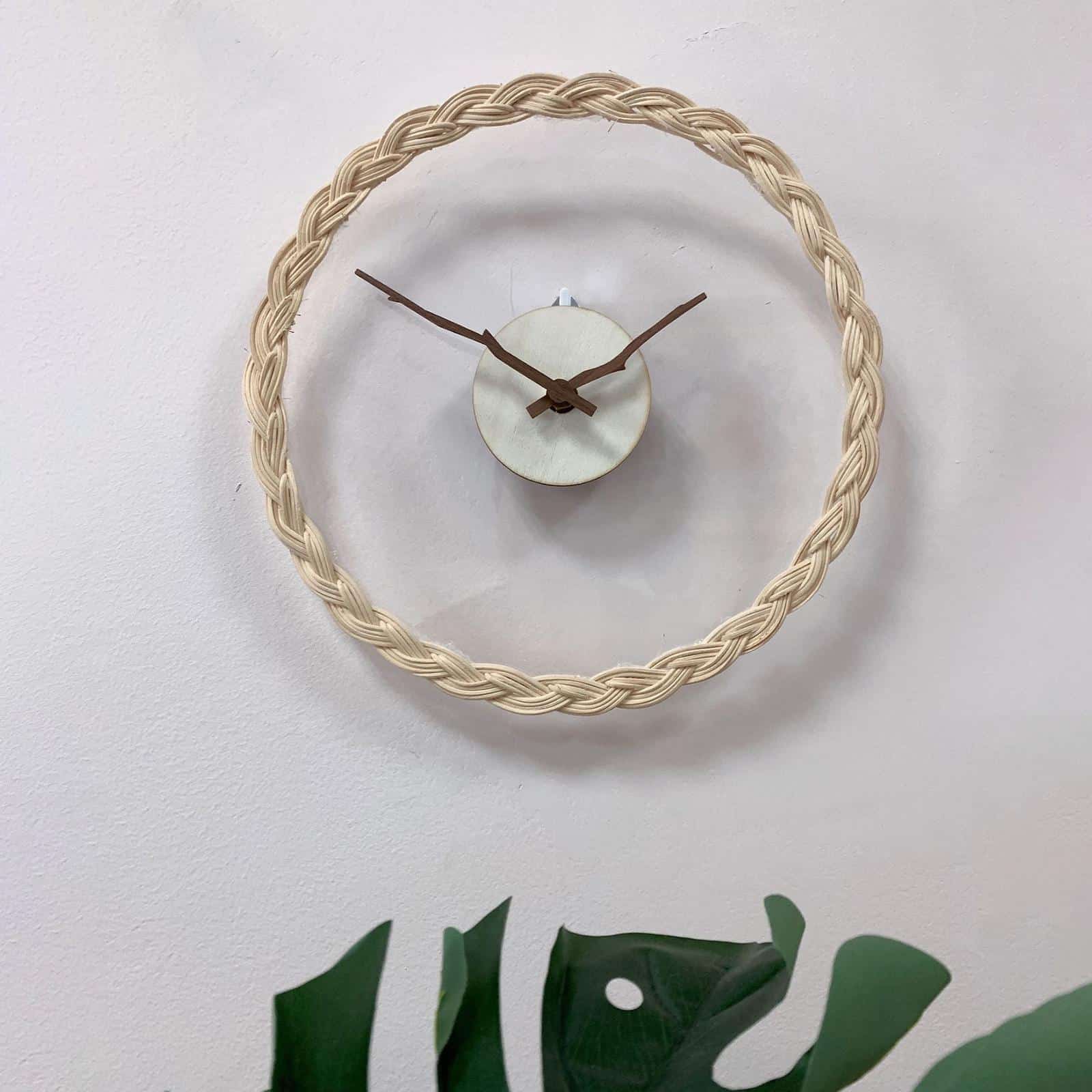 Horloge murale en rotin design épuré
