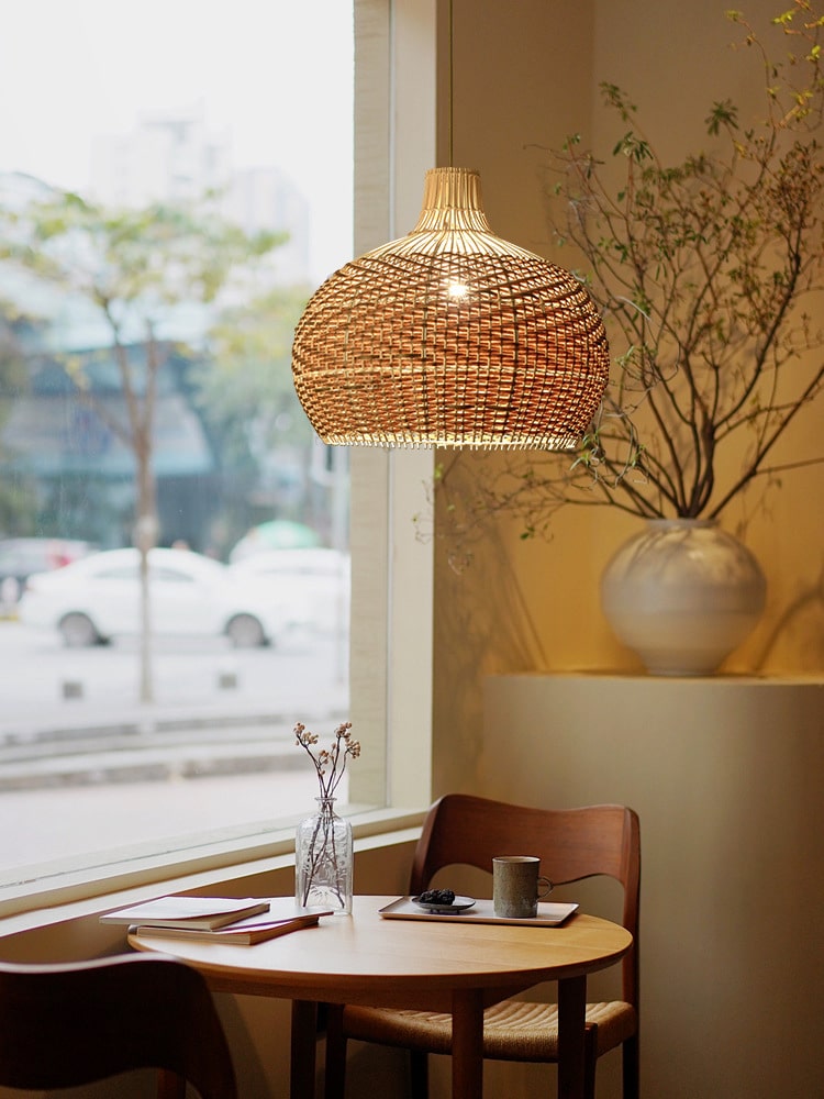 Lampe suspendue en rotin vintage à design rétro