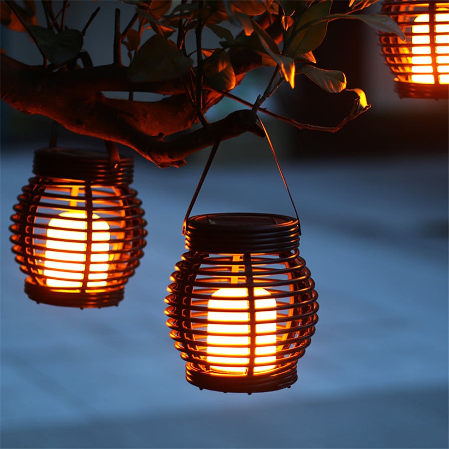 Lanterne solaire suspendue en rotin