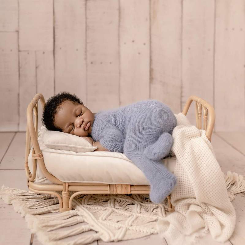 Petit lit bébé en rotin ajouré