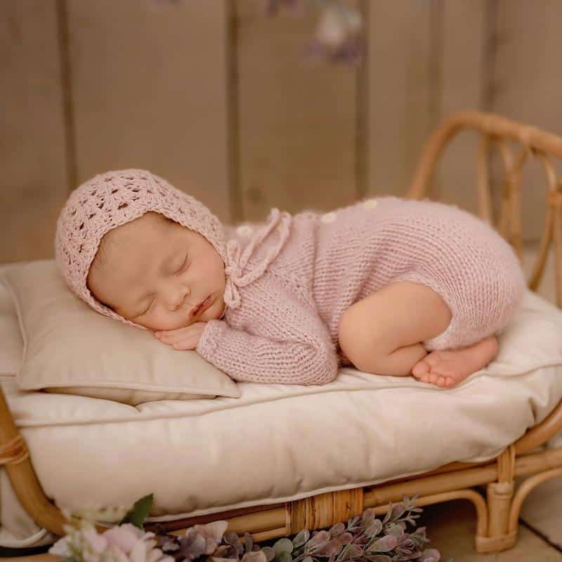 Petit lit bébé en rotin ajouré