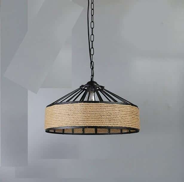 Plafonnier style industriel avec armature noire et rotin suspendu par une chaine