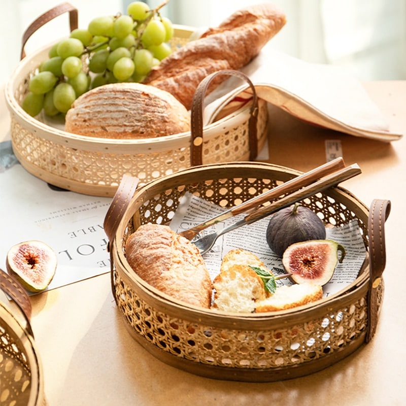 Plateau de rangement blanc en rotin avec anse en cuir