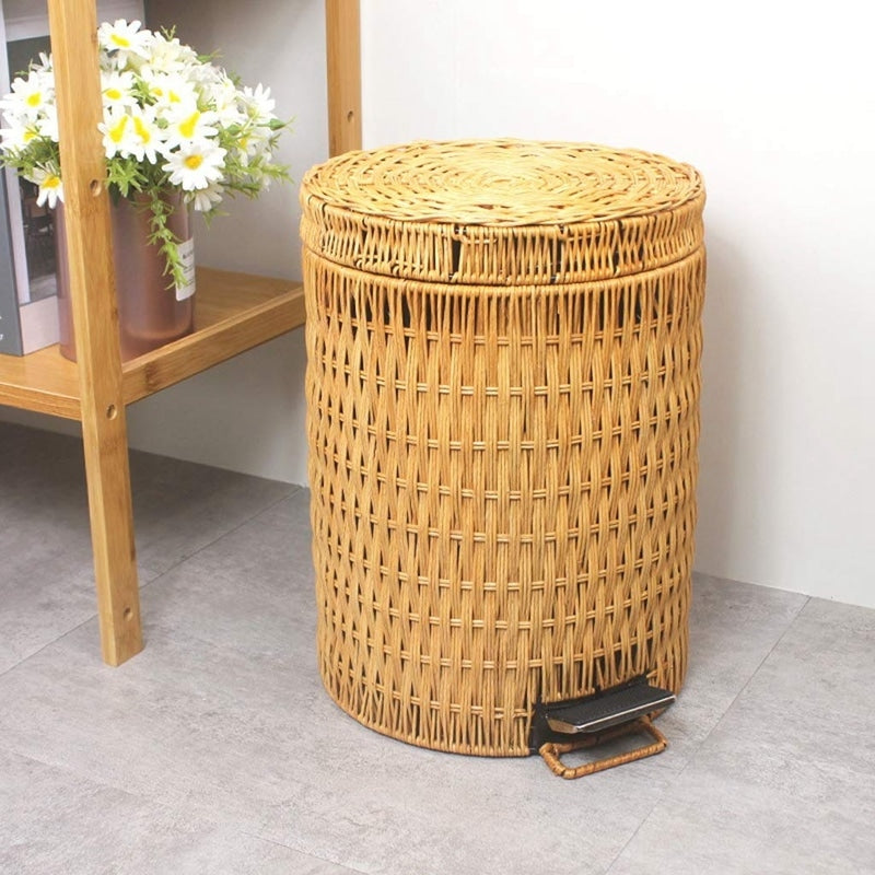 Poubelle en rotin tissé avec pédale