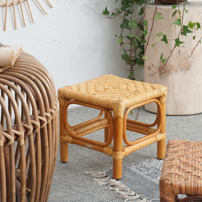 Repose-pied en rotin et bois clair