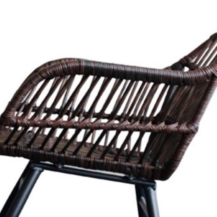 Rocking chair en rotin foncé