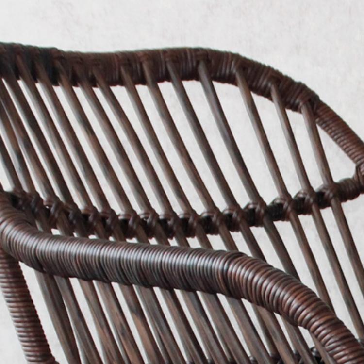Rocking chair en rotin foncé