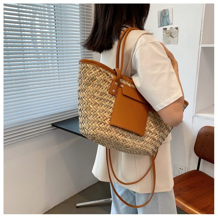 Sac de plage marron en rotin tissé