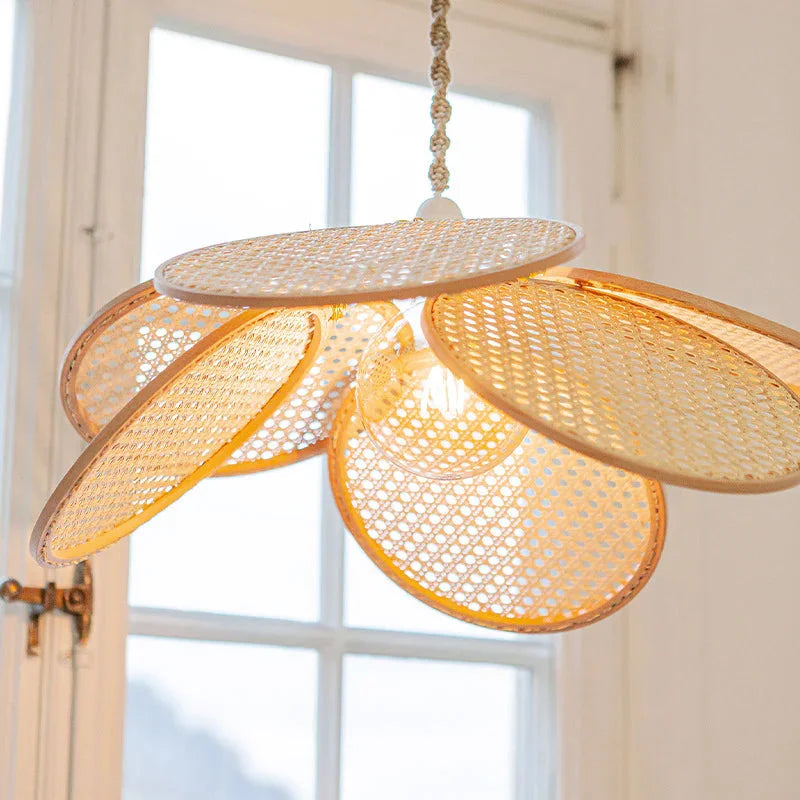 Suspension rotin cannage forme fleur pétales naturel | Floria
