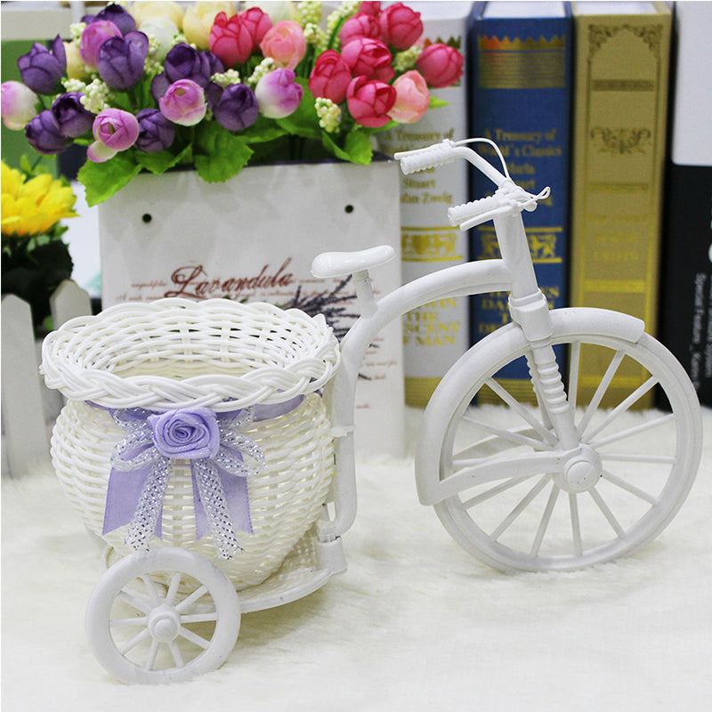Vase pour fleurs sur vélo artificielles en rotin