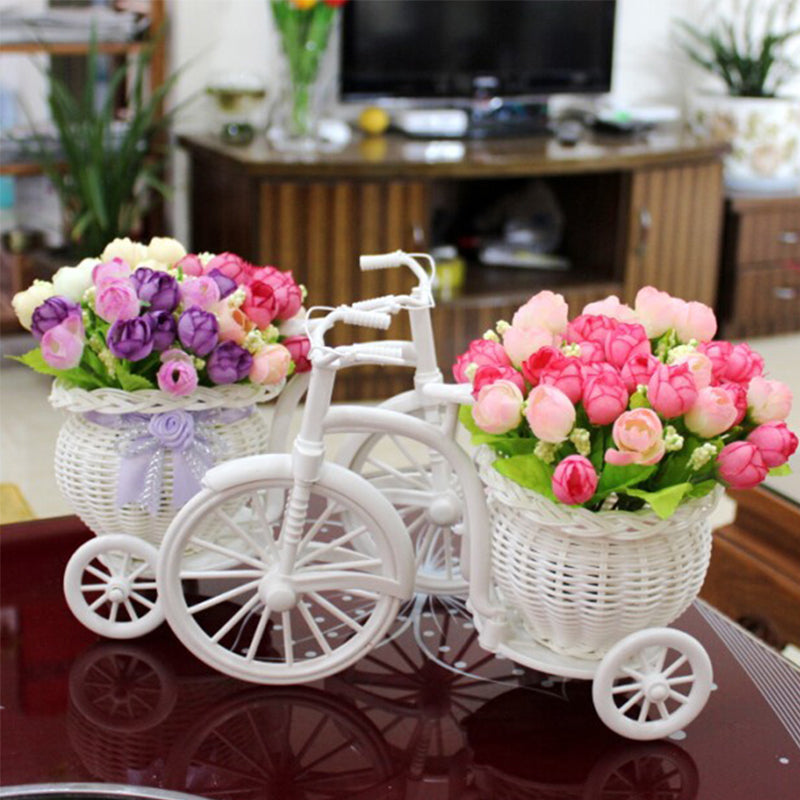 Vase pour fleurs sur vélo artificielles en rotin