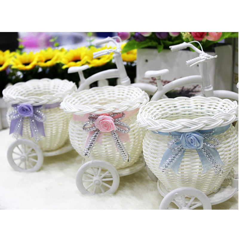 Vase pour fleurs sur vélo artificielles en rotin